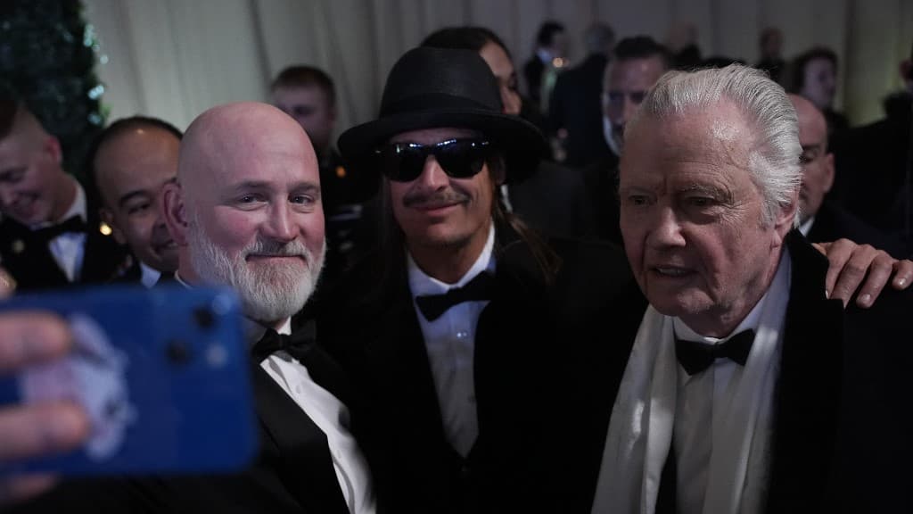 Kid Rock (au centre) et l'acteur Jon Voight (à droite) prennent une photo avec un invité au bal du commandant en chef le 20 janvier 2025 à Washington, DC.