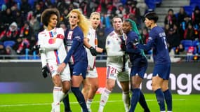 Les joueuses de l'OL et du PSG lors du Classique de la D1 Arkema, le 11 décembre 2022.