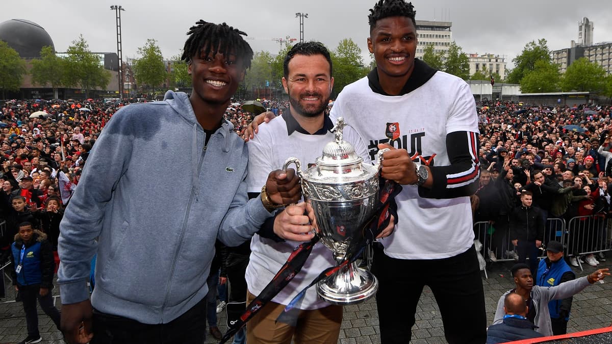 Eduardo Camavinga, Mathieu Le Scornet et Gerzino Nyamsi posent avec la Coupe de France en 2019
