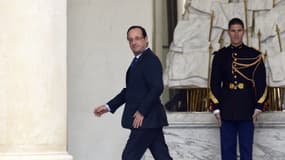 François Hollande effectue sa première visite officielle en Algérie ce mercredi .