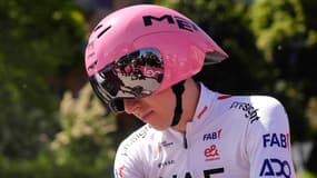 Tadej Pogacar avec son casque de contre la montre sur le Giro, le 10 mai 2024