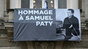 Un portrait de Samuel Paty est affiché sur la façade de l'Opéra Comédie de Montpellier le 21 octobre 2020 à l'occasion de l'hommage national au professeur assassiné