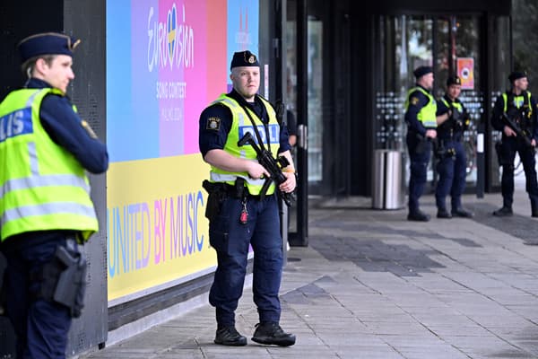 Des policiers à l'extérieur de la salle où les artistes de l'Eurovision poseront sur le tapis turquoise avant la cérémonie d'ouverture de la 68e édition de l'Eurovision, à Malmö, en Suède, le 5 mai 2024.