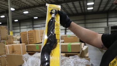 es douanes américaines ont annoncé mercredi avoir intercepté une cargaison de produits à base de cheveux humains, suspectés d'avoir été conditionnés dans des camps de travail de la région chinoise du Xinjiang.