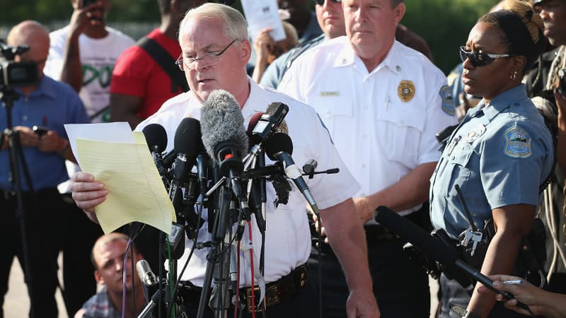 Le chef de la police de Ferguson, Thomas Jackson, annonce ce vendredi le nom du policier qui a abattu un jeune Noir dans cette ville du Missouri.