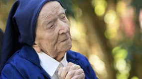 Soeur André, née Lucile Randon pour l'état civil, prie le  10 février 2021 dans le jardin de son Ehpad à Toulon, à la veille de son 117e anniversaire