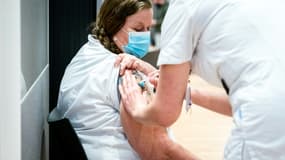 Une femme se fait vacciner contre la maladie Covid-19 (photo d'illustration)