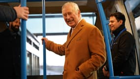 Charles III dans un train à Luton, au Royaume-Uni, le 6 décembre 2022