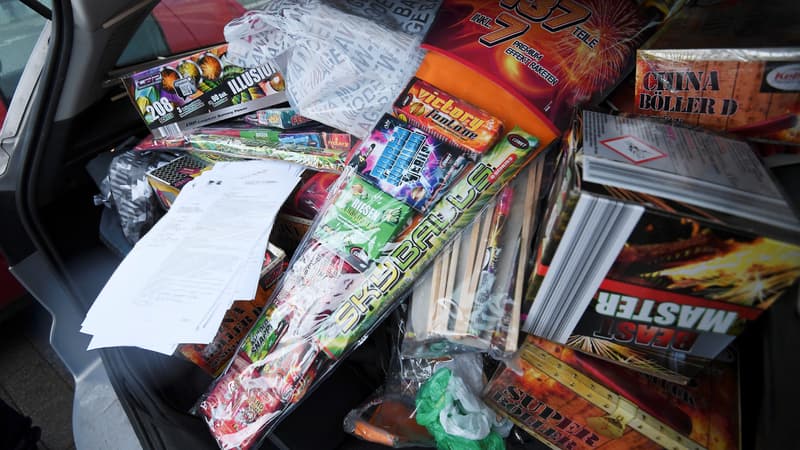 Des feux d'artifice saisis sont visibles dans une voiture à la frontière franco-allemande, près de Strasbourg, le 30 décembre 2017. (Illustration)