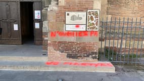 Un tag antireligieux sur le parvis de la basilique Saint-Sernin à Toulouse.