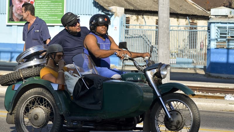 Rarissimes en Europe, ces motos pétarades par centaines dans les rues de La Havane 