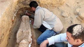 Des archéologues égyptiens ont découvert dans l'oasis de Bahariya, à 300 km au sud-ouest du Caire, 14 tombeaux remontant à l'époque gréco-romaine, il y a 2.300 ans, l'un contenant une momie de femme, parée de bijoux. /Photo prise le 12 avril 2010/REUTERS/