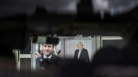 Les affiches officielles d'Emmanuel Macron et Marine Le Pen sur des panneaux électoraux à Savenay le 19 avril 2022 