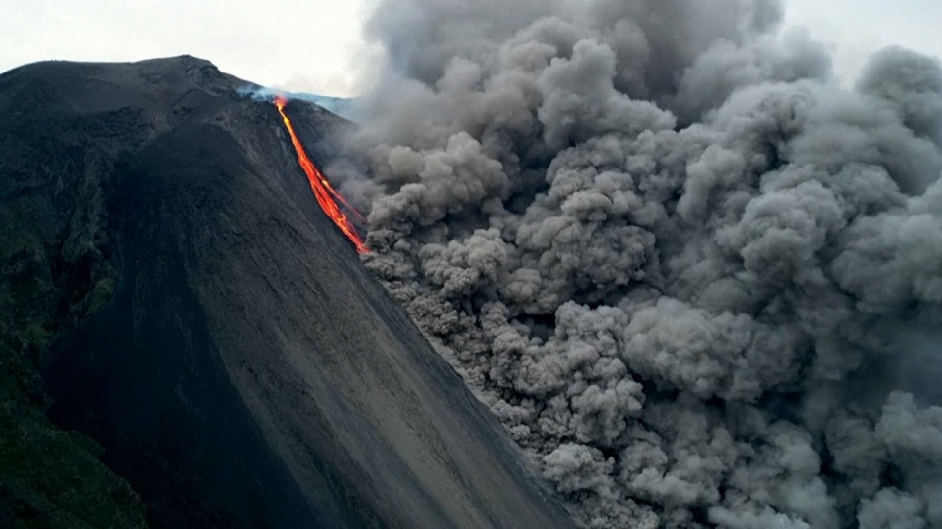 Il vulcano Stromboli in Italia erutta