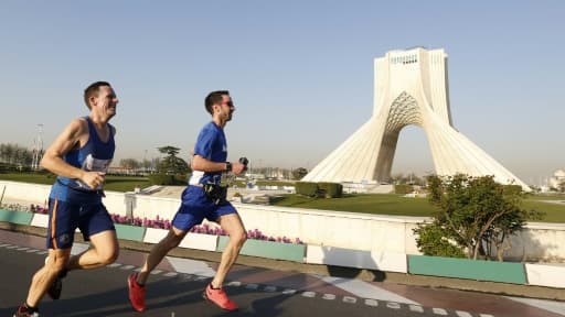 Des coureurs participent au premier marathon international à Téhéran, en Iran, le 7 avril 2017