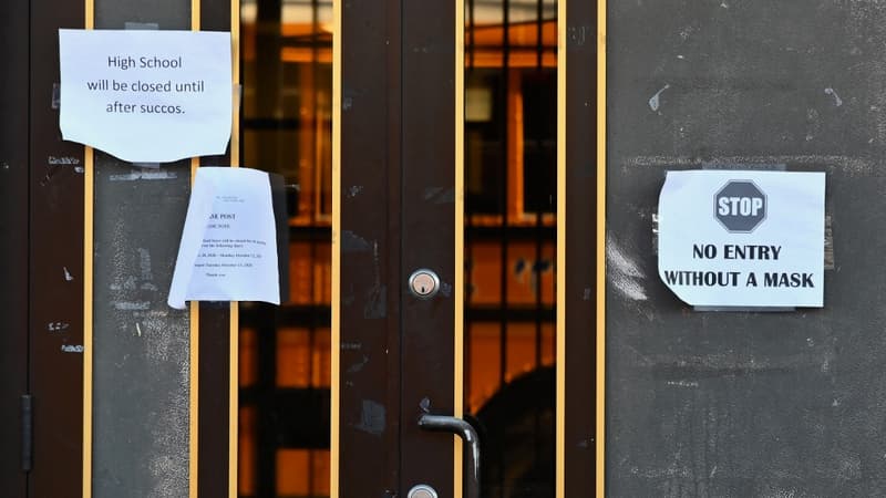Des affiches annonçant la fermeture des établissements en octobre 2020 à New York.
