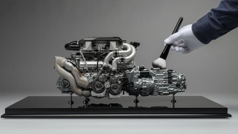 Ce moteur identique à celui d'une Bugatti Chiron mesure 44 centimètres. C'est une maquette à l'échelle 1:4.
