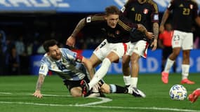 Oliver Sonne au duel avec Lionel Messi lors d'Argentine-Pérou, le 20 novembre 2024.