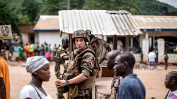 Un soldat français de l'opération Sangaris en poste à un check-point, en Centrafrique.