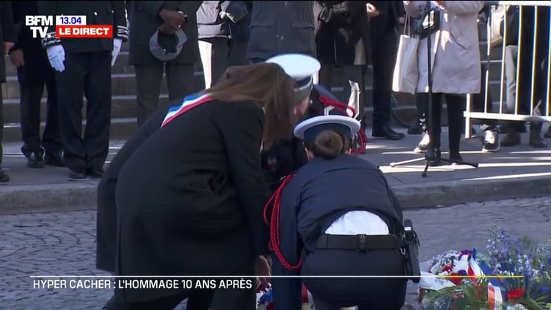 Attentats du 7-Janvier: des gerbes de fleurs déposées en hommage aux victimes Porte de Vincennes à Paris