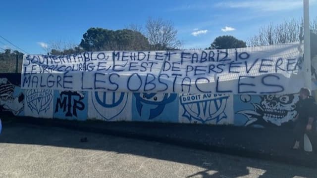 La bâche des fans de l'OM en soutien à Longoria et Benatia au centre d'entraînement, le 28 février 2025