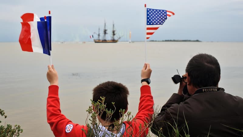 Malgré une météo incertaines, de nombreux badauds sont venus saluer samedi l'Hermione.