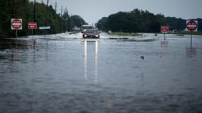 La route qui mène à l'usine chimique d'Arkema est, elle aussi, complètement sous les eaux.