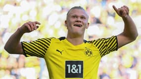 La joie de l'attaquant norvégien de Dortmund Erling Braut Haaland, auteur des 5e et 6e buts de la victoire à domicile, 6-1 face à Wolfsburg, lors de la 30e journée de Bundesliga, le 16 avril 2022 