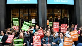 Des militants d'ONG environnementales à l'entrée de la salle Pleyel où se tient l'assemblée générale des actionnaires de TotalEnergies, le 25 mai 2022