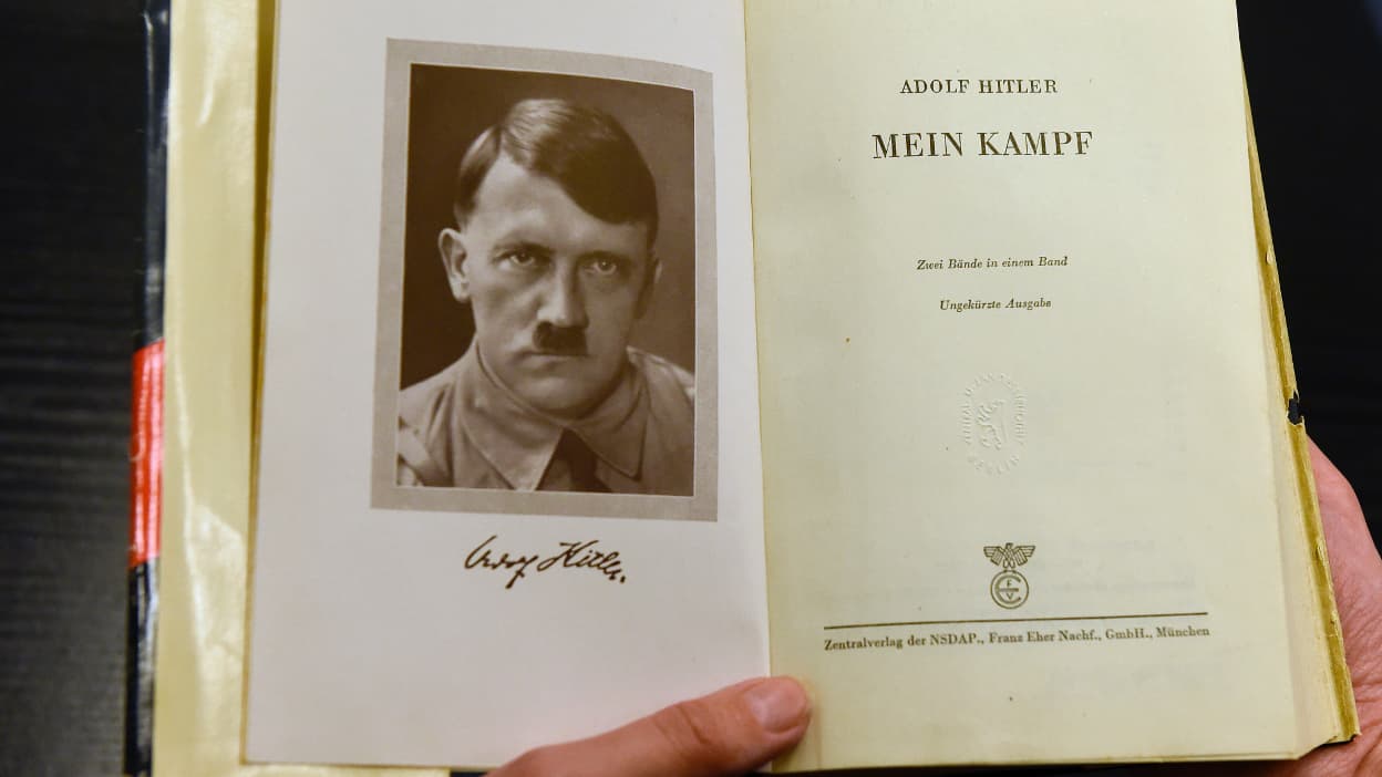 Le pamphlet Mein Kampf sera finalement réédité en France - rts