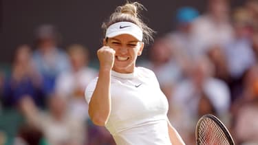 La tenniswomen Simona Halep célèbre un point gagnant  à Wimbledon en juillet 2022 
