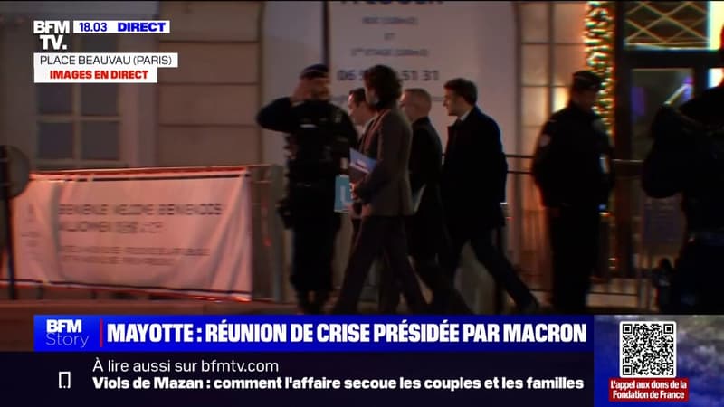 Mayotte: l'arrivée d'Emmanuel Macron à pied au ministère de l'Intérieur où il préside la cellule de crise