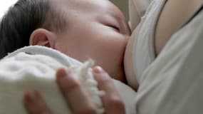 Une recherche montre que les femmes infectées par le virus produisent des anticorps dans leur lait maternel jusqu'à dix mois après.  (PHOTO D'ILLUSTRATION)