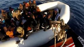 Des migrants secourus sur la mer méditerranée