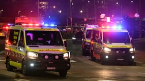 Des ambulances près de la plage de Bondi, à Sydney, en Australie, où a eu lieu une fusillade, le 14 décembre 2025.