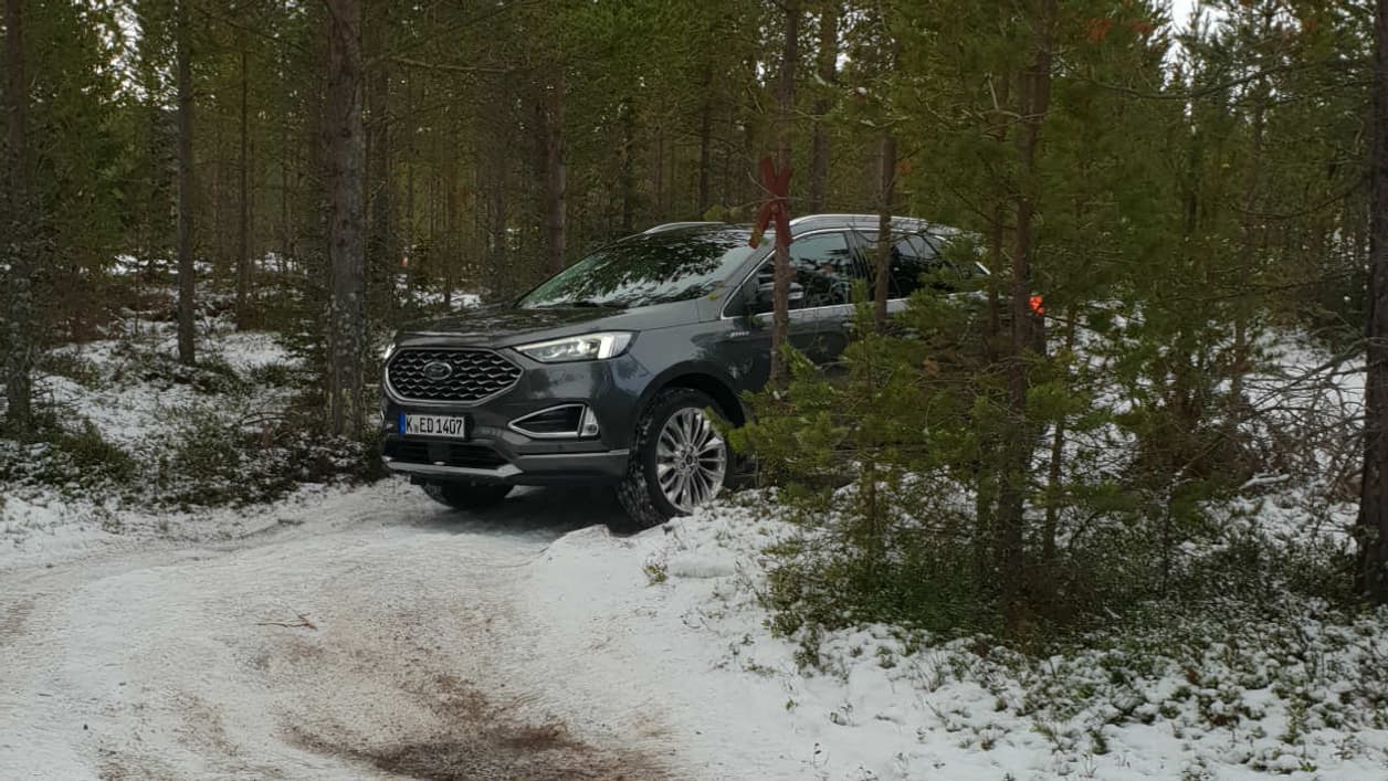 Malgré son gabarit, le Ford Edge se faufile avec aisance dans ce sous-bois enneigé. 