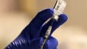 Une infirmière prépare une dose du vaccin Pfizer-BioNTech contre le Covid-19 dans un centre de vaccination à Torrance, le 19 décembre 2020 en Californie