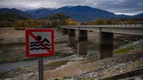 Le faible niveau d'eau du lac Vinca dans la région des Pyrénées-Orientales, le 9 décembre 2023.