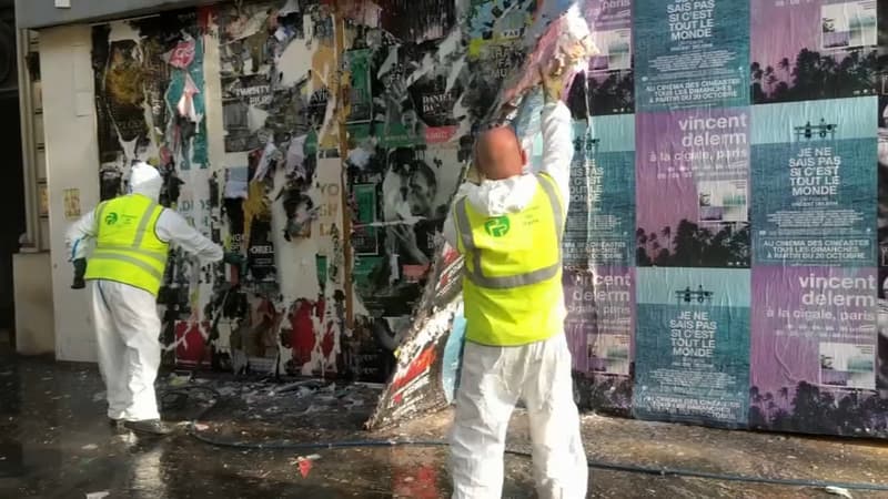 Des agents de la mairie de Paris sont chargés de nettoyer les affichages sauvages.
