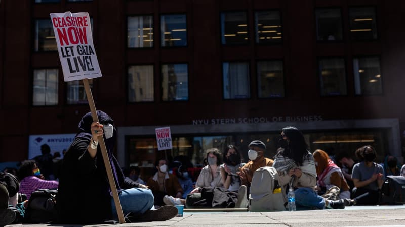 Des étudiants de l'université de New York manifestent pour un cessez-le-feu à Gaza, le 22 avril 2024