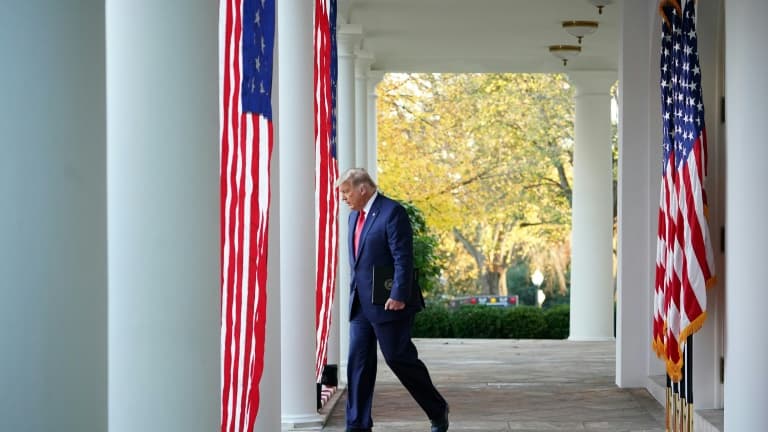 Donald Trump arrive dans les jardins de la Maison Blanche pour une déclaration sur le coronavirus le 13 novembre 2020.