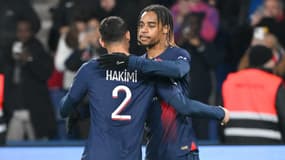 Bradley Barcola félicité par Achraf Hakimi lors de PSG-Nantes, le 9 décembre 2023, au Parc des Princes