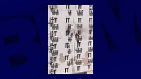 Des personnes échappant aux flammes de l'incendie d'une hôpital de Pékin le 18 avril 2023