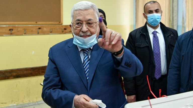 Une photo fournie par l'Autorité palestinienne montre le président palestinien Mahmoud Abbas votant aux élections municipales, à Ramallah, en Cisjordanie occupée, le 26 mars 2022