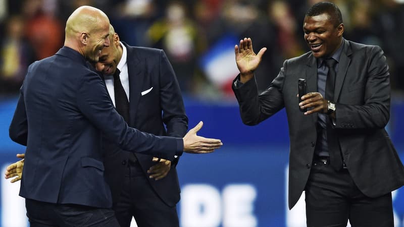 Didier Deschamps, Marcel Desailly, Thierry Henry, Patrick Vieira et Zinedine Zidane entourent François Hollande et Noël le Graët