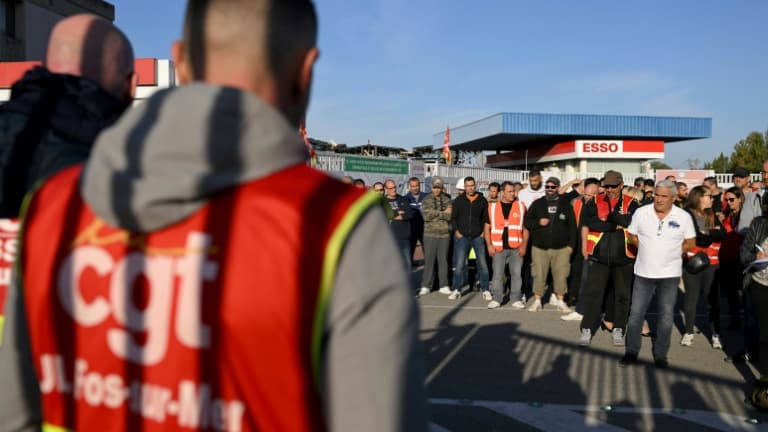 Des grévistes et des syndicalistes de la CGT se rassemblent devant la raffinerie de pétrole d'Esso à Fos-sur-Mer, dans le sud de la France, le 11 octobre 2022