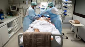 Des soignants s'occupent d'un patient atteint du Covid-19 dans l'unité de soins intensifs de la clinique d'Occitanie à Muret, près de Toulouse, en France, le 16 novembre 2020