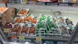 Des produits végétaux dans le frigo d'un supermarché