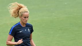 La milieu de terrain Kheira Hamraoui, lors d'un entraînement de l'équipe de France, le 31 juillet 2016 à cinq jours du début des Jeux Olympiques à Rio de Janeiro