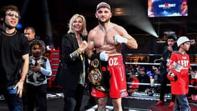 Arsen Goulamirian, à droite, pose avec sa ceinture WBA, à Marseille le 28 décembre 2019